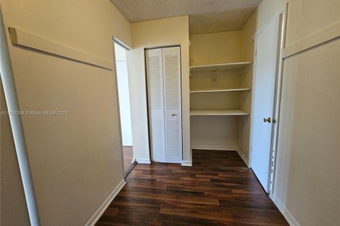 Condo in Lauderhill, Florida, 1 bedroom  № 1953833 - photo 9