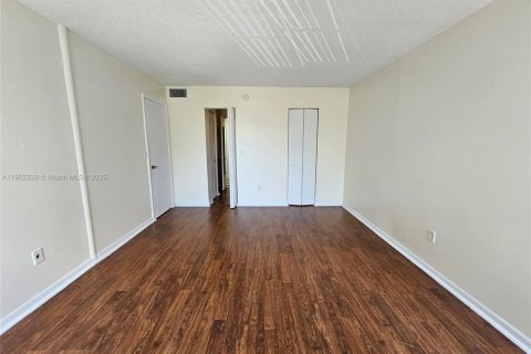 Condo in Lauderhill, Florida, 1 bedroom  № 1953833 - photo 7