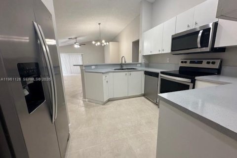 Снять в аренду виллу или дом в Уэстон, Флорида 3 спальни, 131.92м2, № 2021979 - фото 7