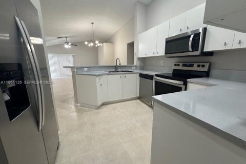 Снять в аренду виллу или дом в Уэстон, Флорида 3 спальни, 131.92м2, № 2021979 - фото 6