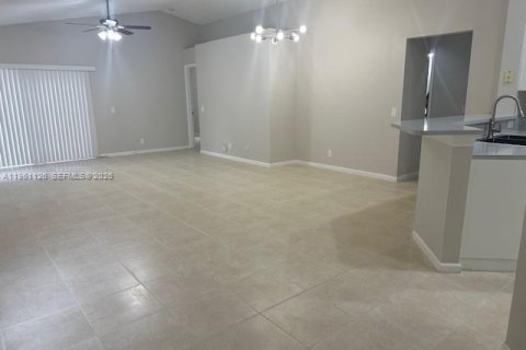 Снять в аренду виллу или дом в Уэстон, Флорида 3 спальни, 131.92м2, № 2021979 - фото 3