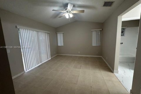 Снять в аренду виллу или дом в Уэстон, Флорида 3 спальни, 131.92м2, № 2021979 - фото 10