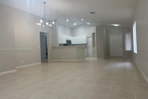 Снять в аренду виллу или дом в Уэстон, Флорида 3 спальни, 131.92м2, № 2021979 - фото 4