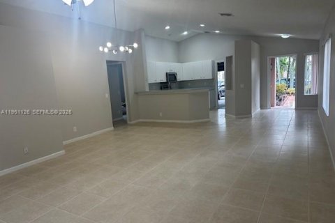 Снять в аренду виллу или дом в Уэстон, Флорида 3 спальни, 131.92м2, № 2021979 - фото 2
