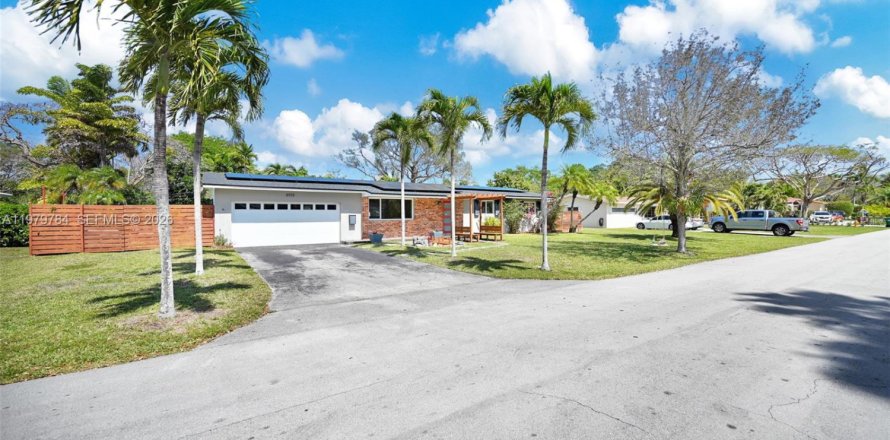 Casa en Cutler Bay, Florida 3 dormitorios, 120.77 m2 № 2043480