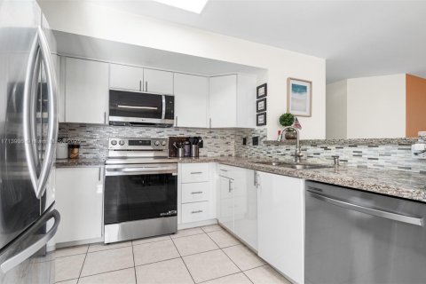 Condo in Aventura, Florida, 3 bedrooms № 1933588 - photo 27