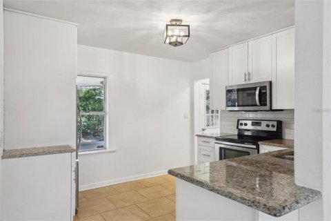 House in Tampa, Florida 3 bedrooms, 87.79 sq.m. № 1801704 - photo 6
