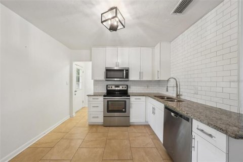 House in Tampa, Florida 3 bedrooms, 87.79 sq.m. № 1801704 - photo 7