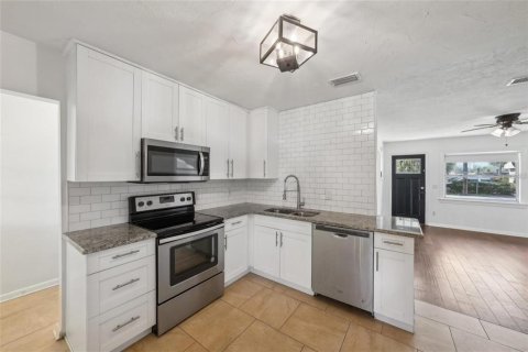 House in Tampa, Florida 3 bedrooms, 87.79 sq.m. № 1801704 - photo 8