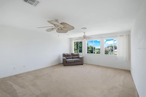 House in Cape Coral, Florida 4 bedrooms, 287.07 sq.m. № 1807404 - photo 25