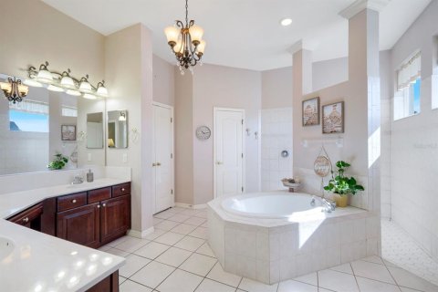 House in Cape Coral, Florida 4 bedrooms, 287.07 sq.m. № 1807404 - photo 19