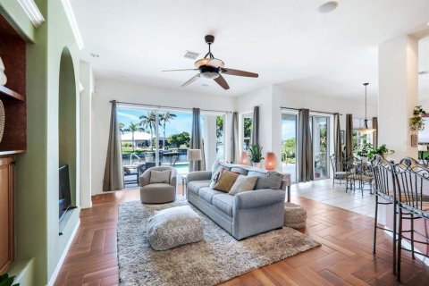 House in Cape Coral, Florida 4 bedrooms, 287.07 sq.m. № 1807404 - photo 5