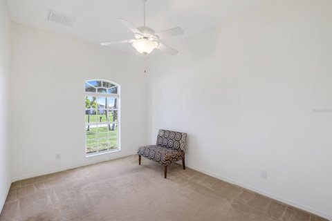 House in Cape Coral, Florida 4 bedrooms, 287.07 sq.m. № 1807404 - photo 23