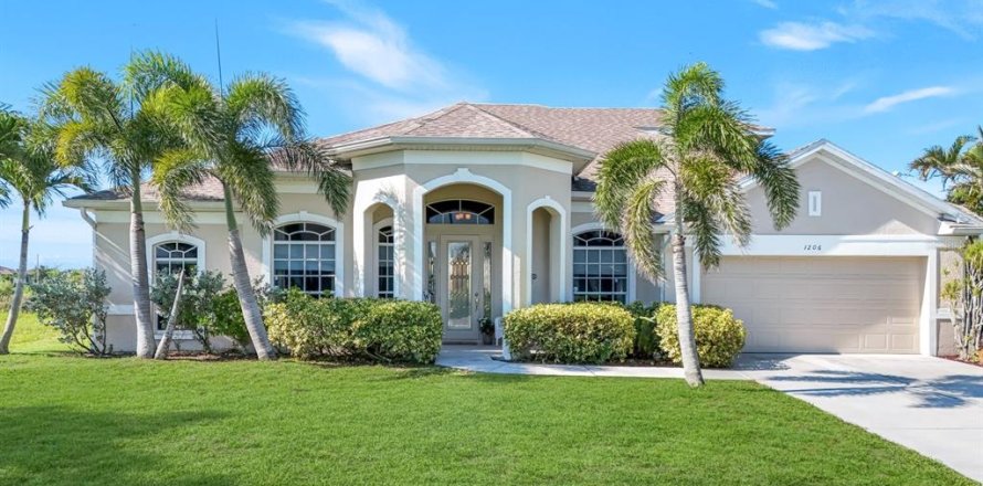 House in Cape Coral, Florida 4 bedrooms, 287.07 sq.m. № 1807404