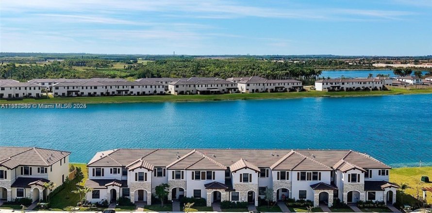 Townhouse in Miami, Florida 3 bedrooms, 147.44 sq.m. № 1972217