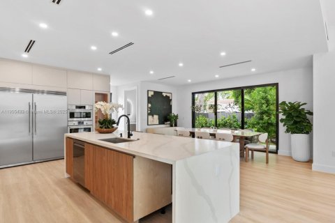 House in Miami, Florida 5 bedrooms № 1956180 - photo 20