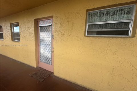 Condominio en Margate, Florida, 1 dormitorio  № 2013430