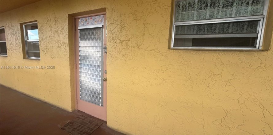 Condominio en Margate, Florida, 1 dormitorio  № 2013430