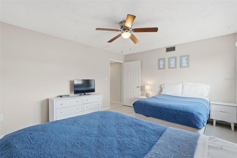 Condo in Redington Shores, Florida, 3 bedrooms  № 2217608 - photo 19