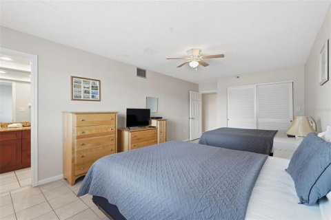 Condo in Redington Shores, Florida, 3 bedrooms  № 2217608 - photo 14