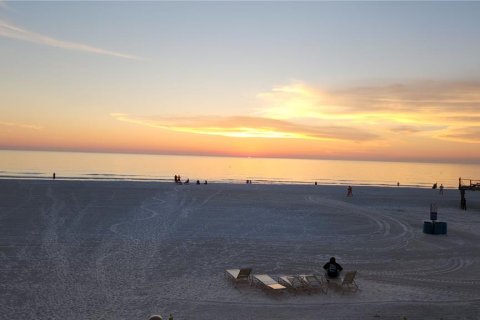 Condo in Redington Shores, Florida, 3 bedrooms  № 2217608 - photo 8
