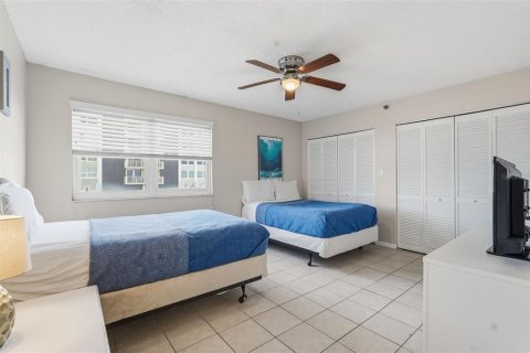 Condo in Redington Shores, Florida, 3 bedrooms  № 2217608 - photo 18