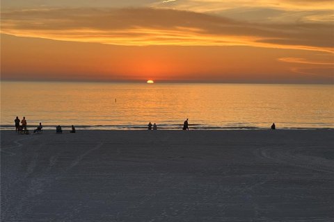 Condo in Redington Shores, Florida, 3 bedrooms  № 2217608 - photo 9