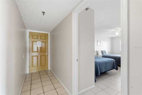 Condo in Redington Shores, Florida, 3 bedrooms  № 2217608 - photo 12