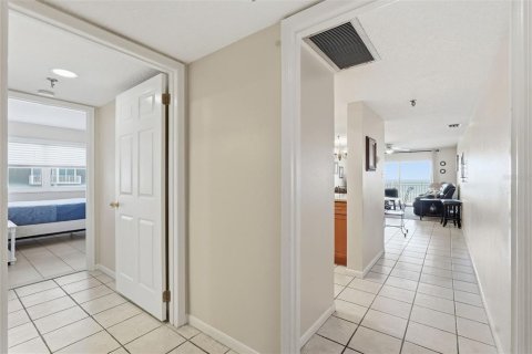 Condo in Redington Shores, Florida, 3 bedrooms  № 2217608 - photo 16
