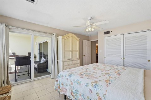 Condo in Redington Shores, Florida, 3 bedrooms  № 2217608 - photo 25