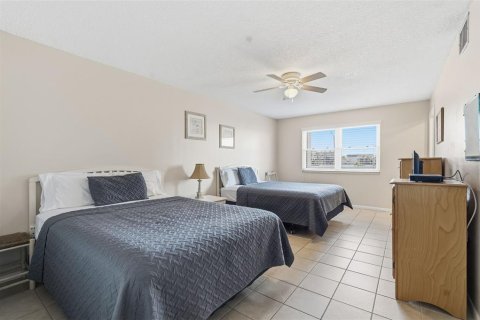 Condo in Redington Shores, Florida, 3 bedrooms  № 2217608 - photo 13