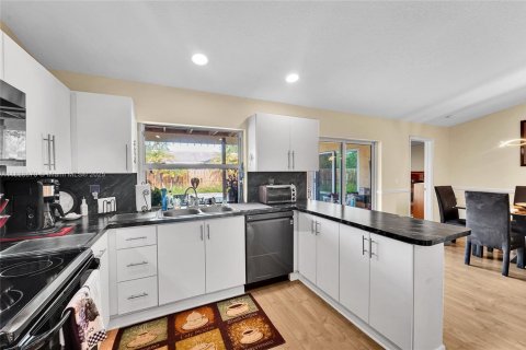 House in Coral Springs, Florida 3 bedrooms, 134.99 sq.m. № 1931025 - photo 9