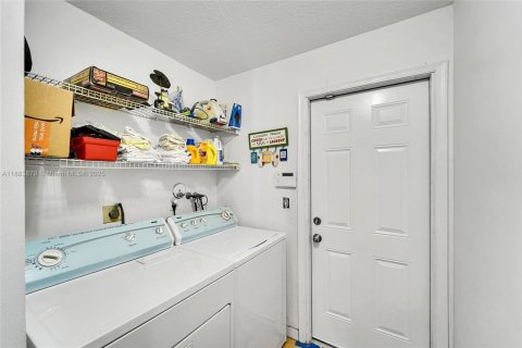 House in Coral Springs, Florida 3 bedrooms, 134.99 sq.m. № 1931025 - photo 12