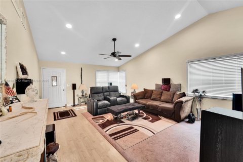 House in Coral Springs, Florida 3 bedrooms, 134.99 sq.m. № 1931025 - photo 7