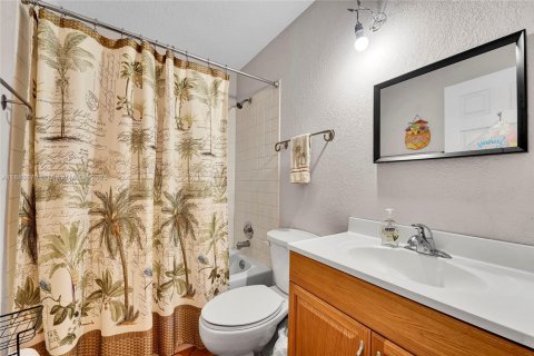 House in Coral Springs, Florida 3 bedrooms, 134.99 sq.m. № 1931025 - photo 13