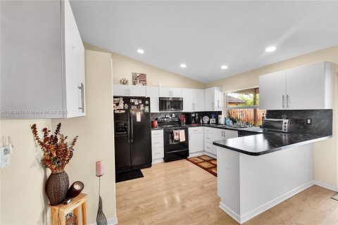 House in Coral Springs, Florida 3 bedrooms, 134.99 sq.m. № 1931025 - photo 8