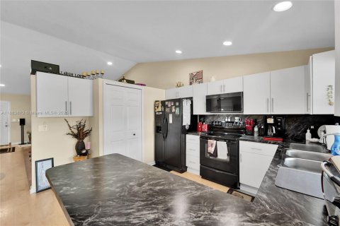 House in Coral Springs, Florida 3 bedrooms, 134.99 sq.m. № 1931025 - photo 10