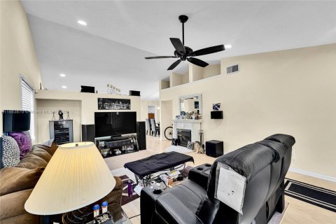 House in Coral Springs, Florida 3 bedrooms, 134.99 sq.m. № 1931025 - photo 6