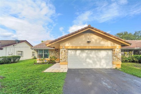 House in Coral Springs, Florida 3 bedrooms, 134.99 sq.m. № 1931025 - photo 4