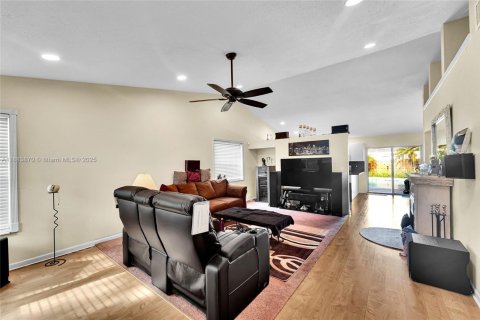 House in Coral Springs, Florida 3 bedrooms, 134.99 sq.m. № 1931025 - photo 5