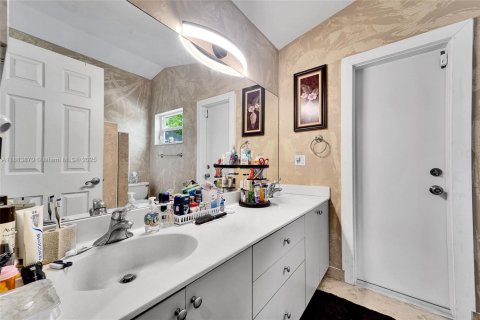 House in Coral Springs, Florida 3 bedrooms, 134.99 sq.m. № 1931025 - photo 17