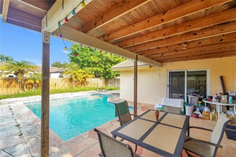 House in Coral Springs, Florida 3 bedrooms, 134.99 sq.m. № 1931025 - photo 19