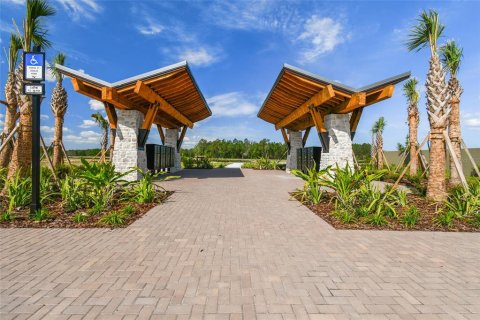 House in Zephyrhills, Florida 6 bedrooms, 506.5 sq.m. № 1608362 - photo 9