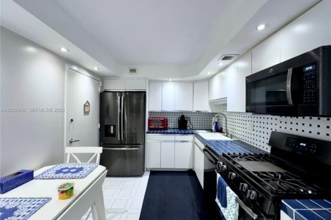 Снять в аренду кондоминиум в Халландейл-Бич, Флорида 2 спальни, 115.94м2, № 2066448 - фото 17