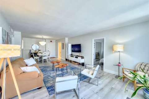 Снять в аренду кондоминиум в Халландейл-Бич, Флорида 2 спальни, 115.94м2, № 2066448 - фото 5