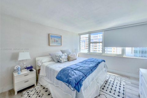 Снять в аренду кондоминиум в Халландейл-Бич, Флорида 2 спальни, 115.94м2, № 2066448 - фото 11