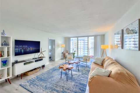 Снять в аренду кондоминиум в Халландейл-Бич, Флорида 2 спальни, 115.94м2, № 2066448 - фото 3