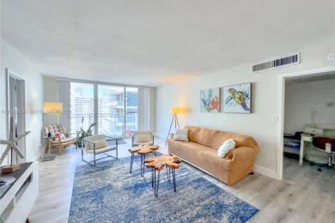 Снять в аренду кондоминиум в Халландейл-Бич, Флорида 2 спальни, 115.94м2, № 2066448 - фото 4