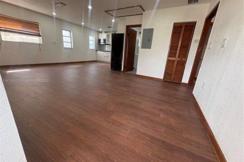 Casa en alquiler en Miami, Florida, 2 dormitorios, 308.06 m2 № 1924990 - foto 3