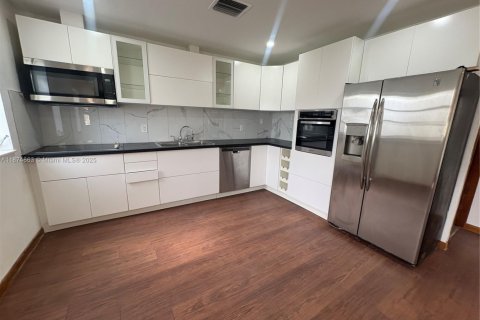 Casa en alquiler en Miami, Florida, 2 dormitorios, 308.06 m2 № 1924990 - foto 6